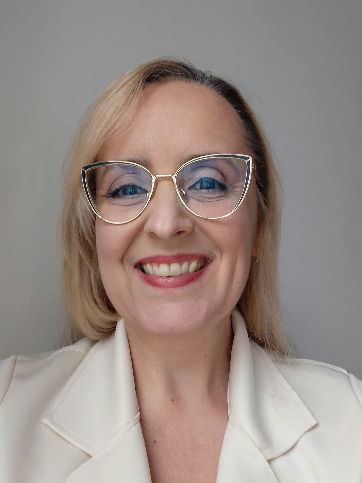 Monica Boeira, fonoaudióloga, de blazer claro
